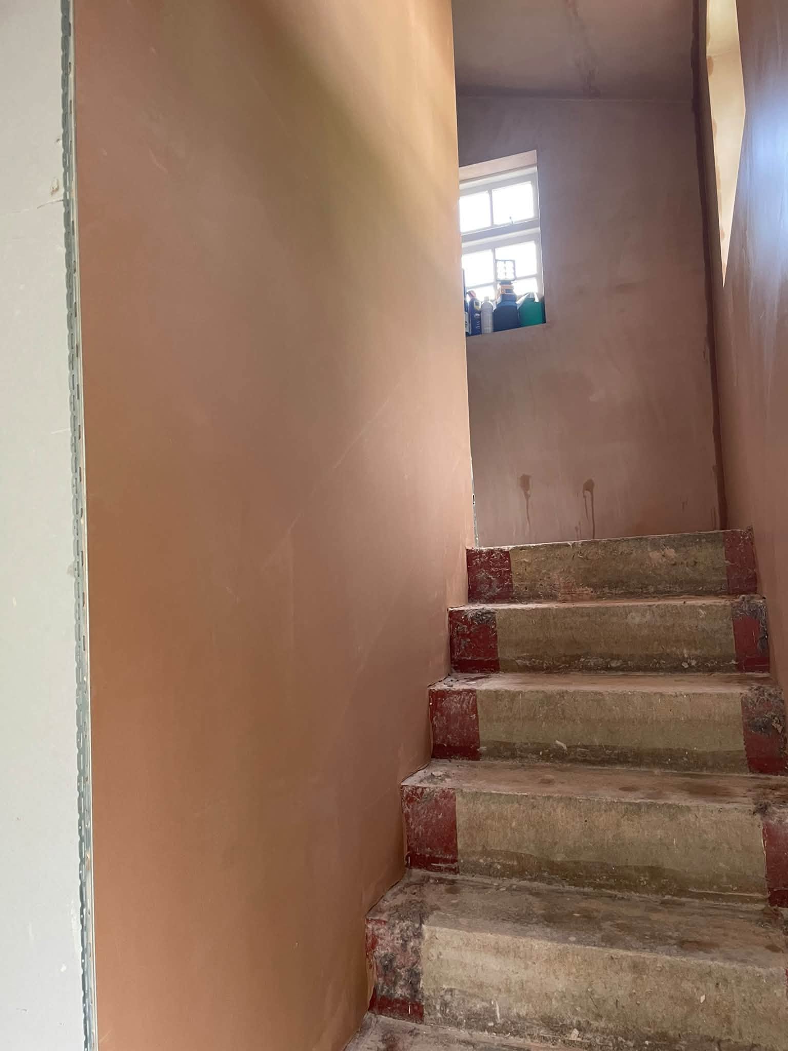 Stairwell with a finished plaster surface up to the window